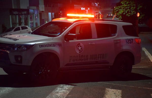 Caminhão é alvo de furto durante a madrugada no bairro Salete; Frutas e mantimentos foram levados