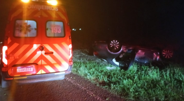 Carro capota após sair da pista na SC-283; motorista fica ferido