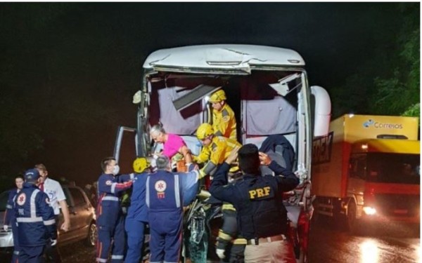 Motorista fica preso nas ferragens ao colidir ônibus em caminhão na BR-282