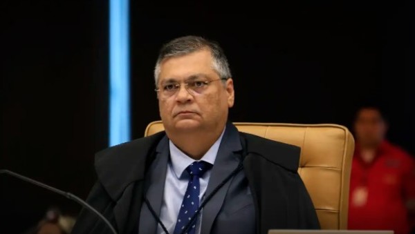 Dino pede que Câmara explique viagem de Mário Frias ao exterior