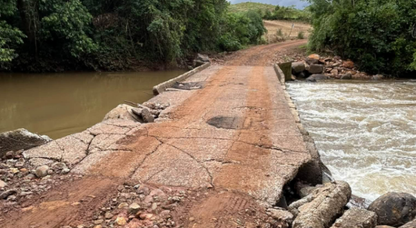Ponte afogada da Linha Maria Preta é danificada pelas chuvas e exige atenção dos motoristas