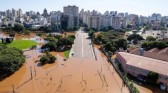 Três a cada 10 moradores do RS planejam abandonar as casas após enchentes, diz pesquisa