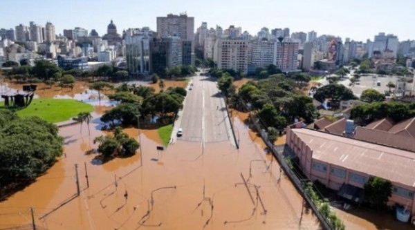 Três a cada 10 moradores do RS planejam abandonar as casas após enchentes, diz pesquisa