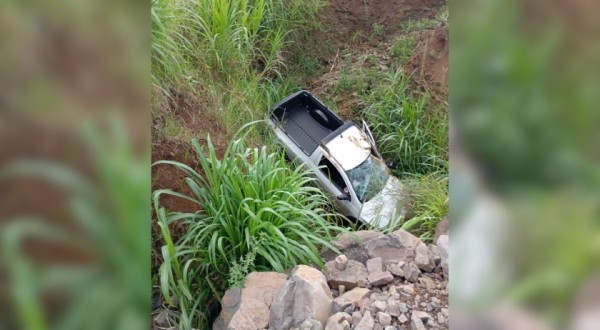 Motorista entra em parada cardiorrespiratória após saída de pista e capotamento
