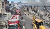 Cerca de 60 bombeiros e mais de 15 viaturas combatem incêndio de grandes proporções