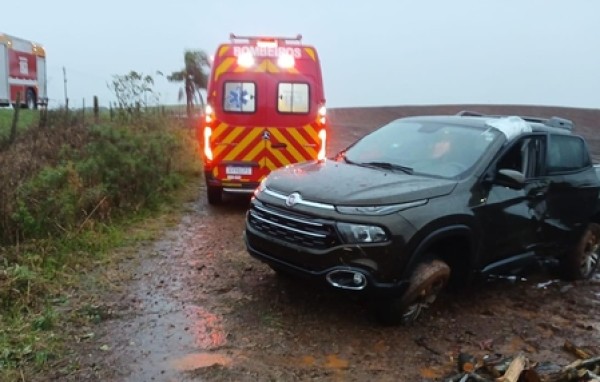 Veículo capota após sair da pista na SC-350