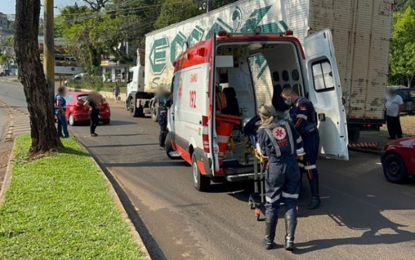 Colisão entre motocicleta e carro deixa duas pessoas feridas