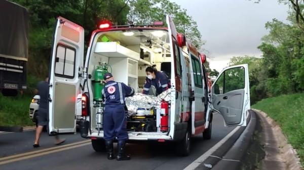 Colisão entre carro e caminhão deixa jovem e adolescente feridas na BR-163