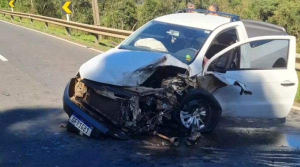 Grave acidente entre carro e dois caminhões deixa um homem ferido na BR-282