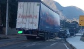 Homens morrem prensados em veículo após caminhão ficar sem freios na SC-418
