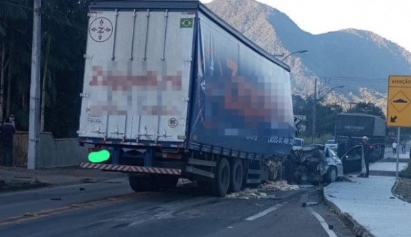 Homens morrem prensados em veículo após caminhão ficar sem freios na SC-418