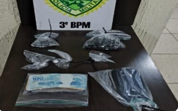 Mulher foragida da Justiça é presa praticando tráfico de drogas