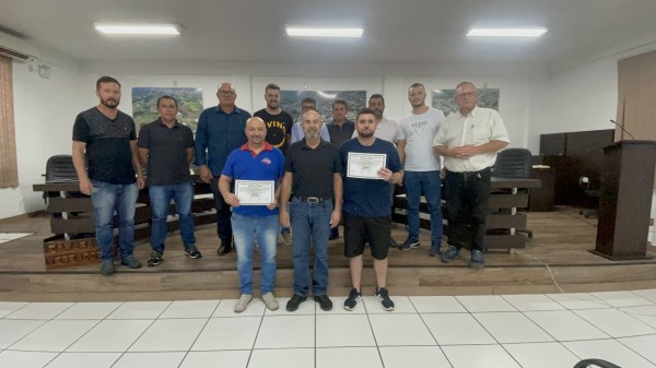 Fábio Muniz e Matheus Lazzarim são homenageados na câmara de vereadores