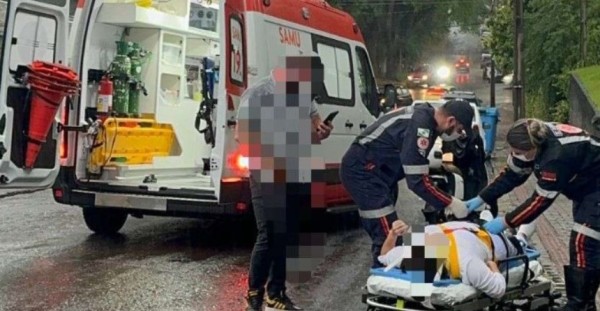 Acidente de moto deixa mulher ferida no centro