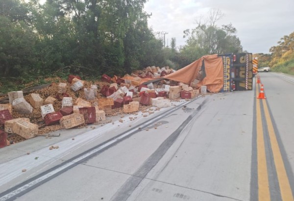 Motorista morre ao tombar carreta carregada de batata na SC-477