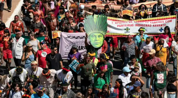 Indígenas de todo o Brasil ocupam a Esplanada dos Ministérios