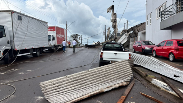 Forte ventania com chuva causa destelhamento e danos