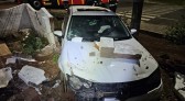 Homem bate veículo em muro de residência e foge do local
