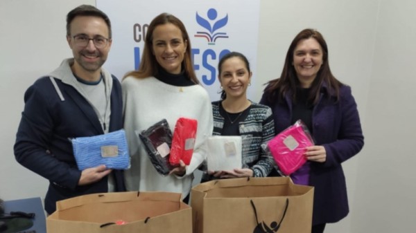 Colégio Unoesc doa cachecóis de tricô do Projeto Entrelaçados por Fios e Amor