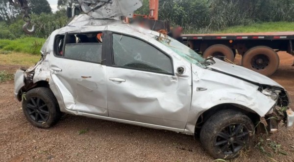 Jovem fica ferido após carro sair da pista e cair em ribanceira na BR-280