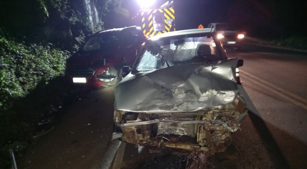 Colisão entre dois veículos deixa diversas pessoas feridas na BR-282
