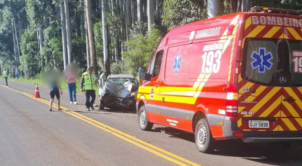 Mulher morre após carro sair da pista e colidir contra árvore na SC-161