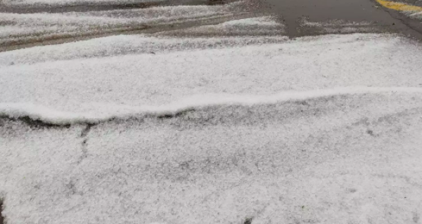 Cidade da Serra Catarinense fica coberta de gelo após tempestade de granizo