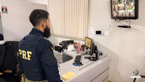 PRF apreende um quilo de cocaína e prende duas pessoas na BR-163