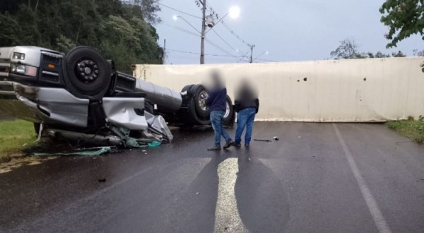 Caminhão tomba e interdita rua no Jardim Seminário