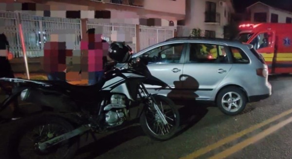 Colisão entre carro e motocicleta deixa um homem envolvido no Centro