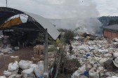 20 mil litros de água são utilizados para combater incêndio em vegetação e em materiais de reciclagem