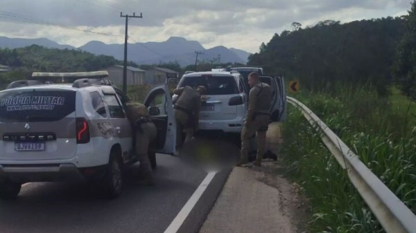Bando invade concessionária, rende funcionários e foge com 11 carros em SC