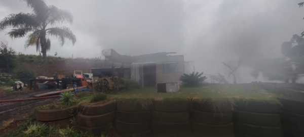 Casa fica parcialmente destruída por incêndio