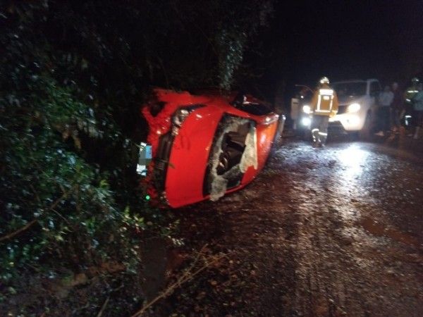 Duas pessoas ficam feridas após tombamento de veículo