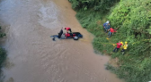Mulher morre após carro cair em rio e ficar submerso por cerca de 40 minutos em SC