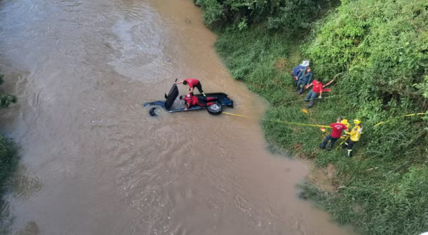 Mulher morre após carro cair em rio e ficar submerso por cerca de 40 minutos em SC