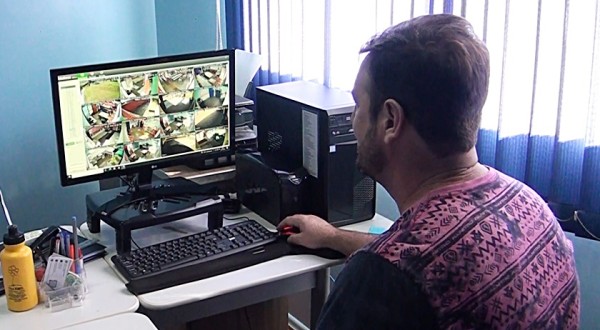 Portões eletrônicos e câmeras de segurança são instalados em escolas e creches do município
