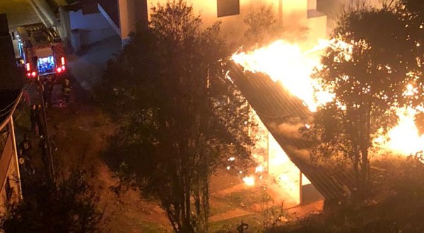 Residência fica totalmente destruída em incêndio