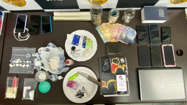 Seis homens e dois adolescentes são apreendidos com mais de 400g de droga no Oeste de SC