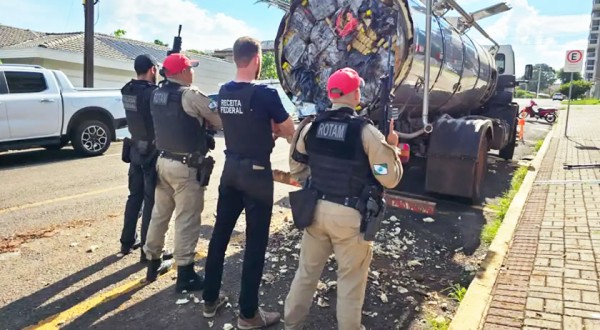Polícia Rodoviária, PF e Receita Federal apreendem caminhão de leite que transportava quase 6 toneladas de maconha