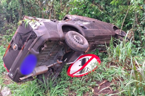 Veículo conduzido por motorista embriagado sai da pista e capota na BR-158 em SC