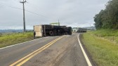 Caminhão carregado com doces, tomba na BR-163 e interdita os dois sentidos da rodovia