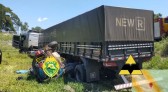 Quatro pessoas morrem em batida frontal entre carro e caminhão, entre elas uma criança de 5 anos no PR