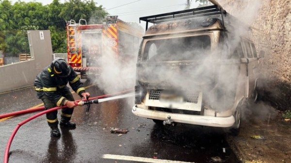 Kombi pega fogo e bombeiros controlam incêndio