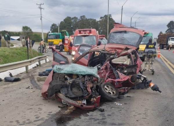Motorista e passageiro ficam presos nas ferragens em violenta colisão entre carro e caminhão