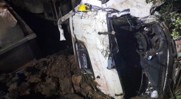 Motorista fica preso nas ferragens após caminhão sair da pista e cair em barranco