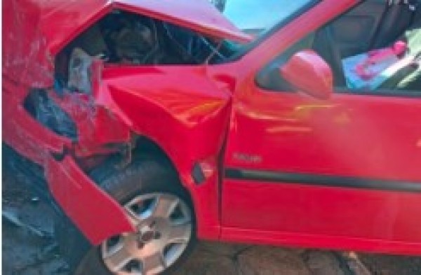 Idosa de 84 anos fica ferida após carro colidir contra muro