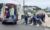 Condutora de moto fica ferida após colisão com caminhão