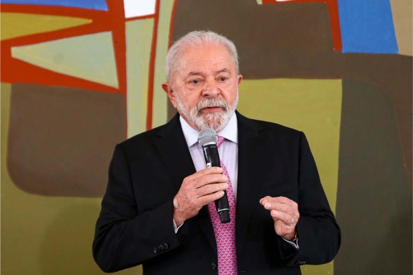 Lula diz que vai recuperar economia, fazer ajuste no IR e aprovar tributária