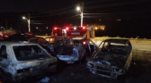 Quatro carros são consumidos pelas chamas em pátio de sucata